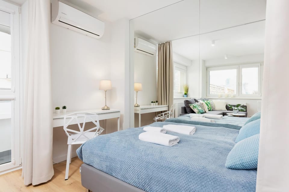Bed, Seating area, air conditioner