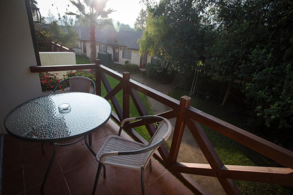 Photo of the whole room, Decorative detail, Garden view