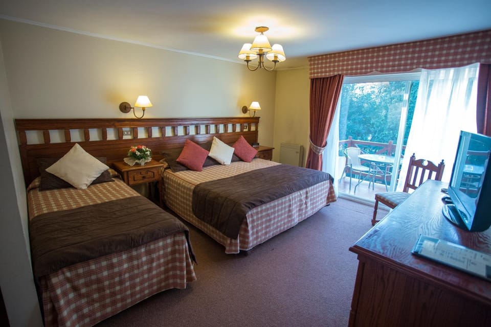 Photo of the whole room, Decorative detail, Garden view