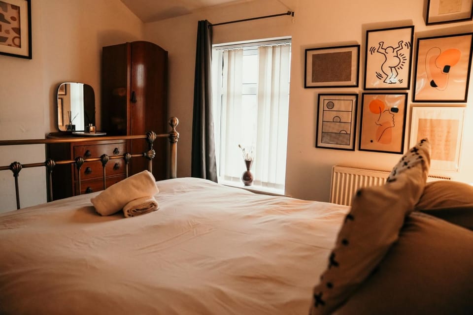 Bed, Decorative detail, Bedroom, towels, wardrobe