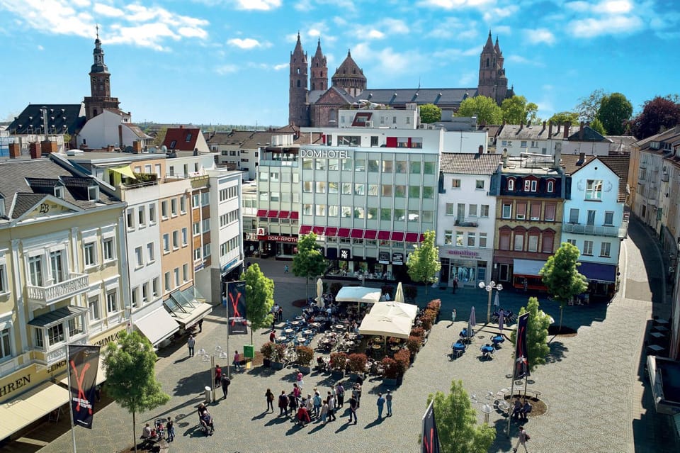 Property building, Nearby landmark, Facade/entrance, Bird's eye view, City view, Location