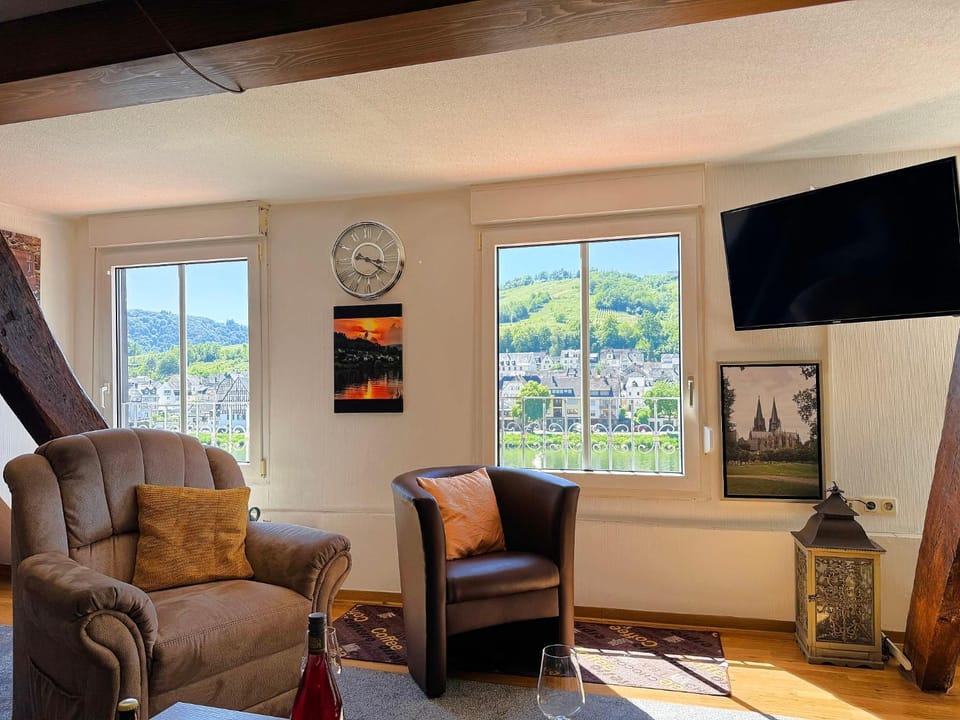 Natural landscape, TV and multimedia, Living room, Seating area