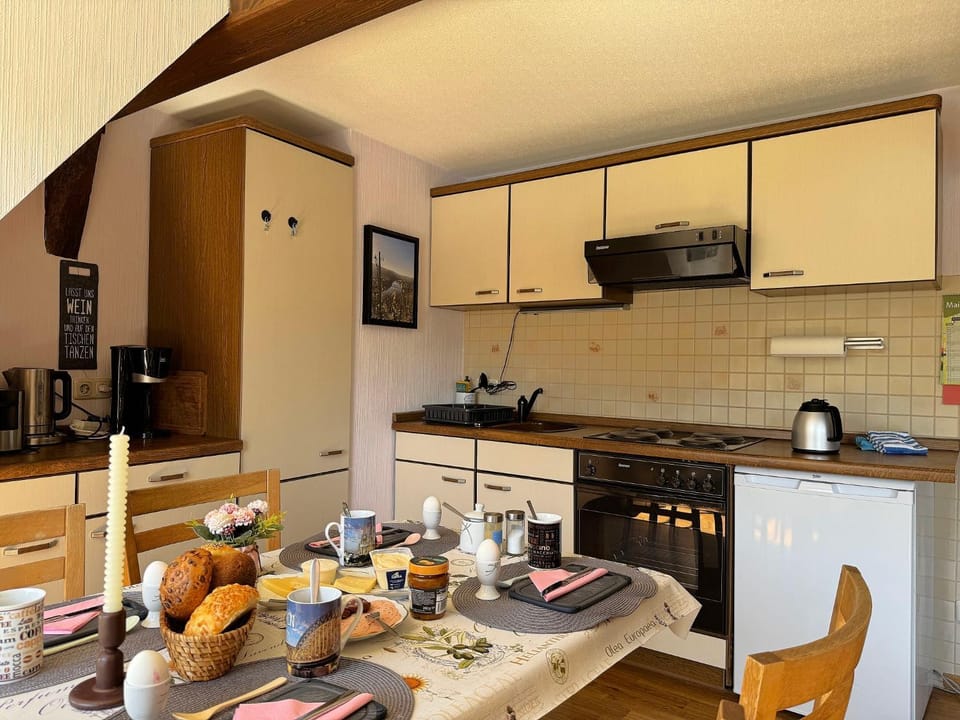 Kitchen or kitchenette, Food and drinks, Dining area