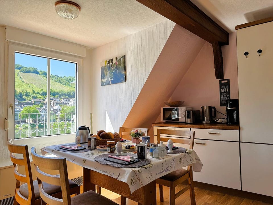 Kitchen or kitchenette, Dining area, Food
