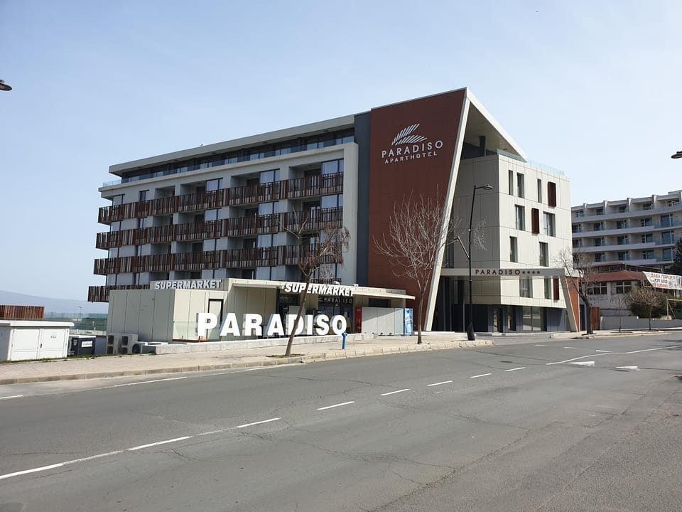 Property building, Day, Neighbourhood, City view, Street view, Location, Parking