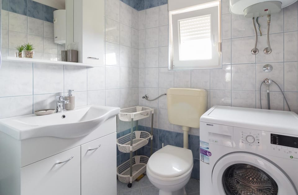 Bathroom, towels, washing machine
