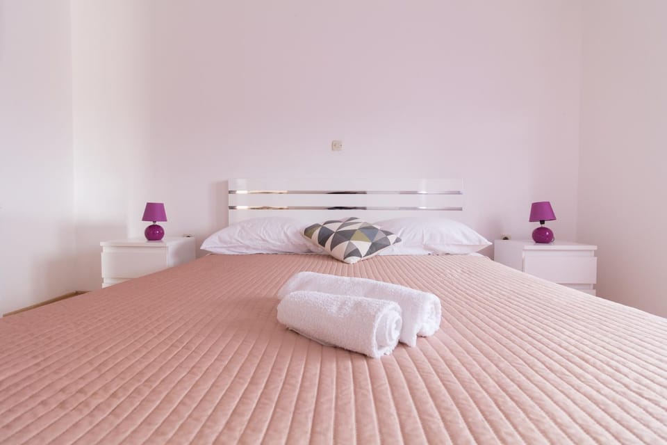Bed, Photo of the whole room, Bedroom, towels