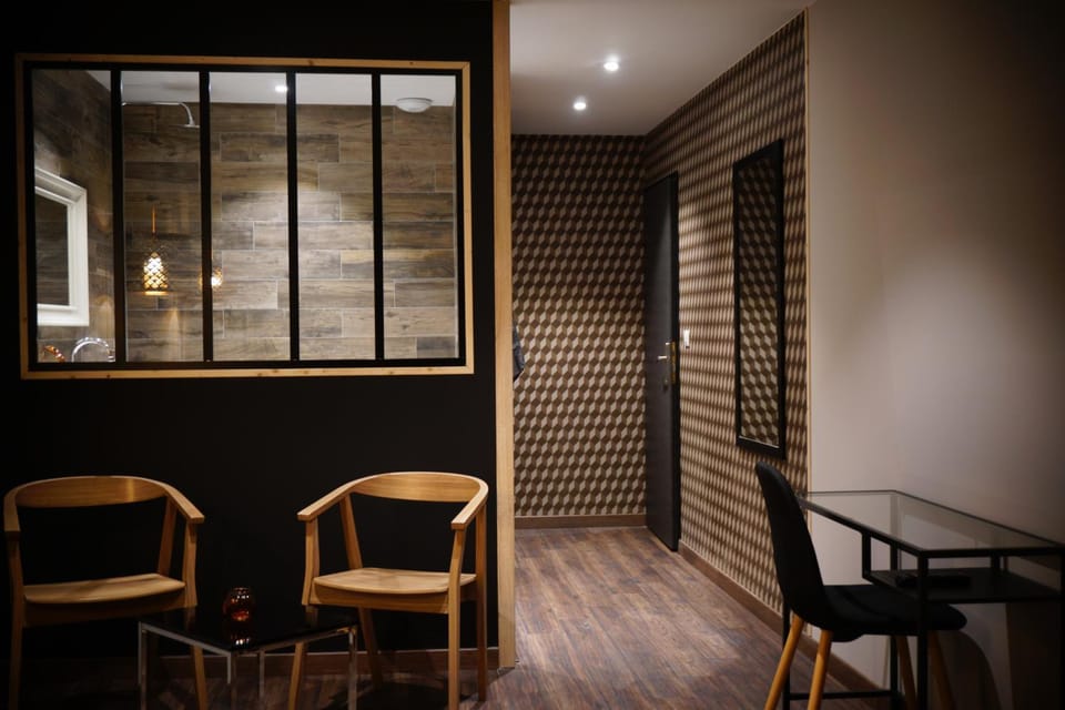 Shower, Bathroom, TV and multimedia, Seating area, Bedroom, Bath