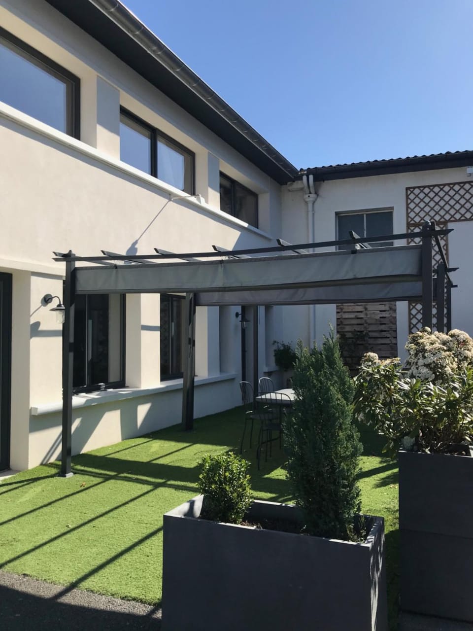 Property building, Patio, Facade/entrance, Garden
