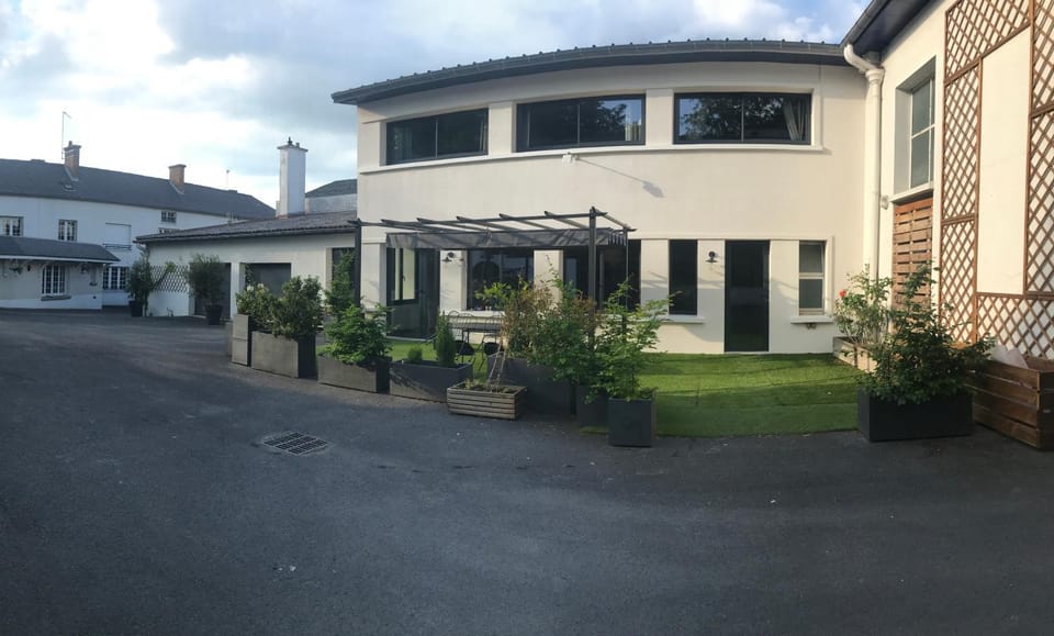 Property building, Patio, Facade/entrance