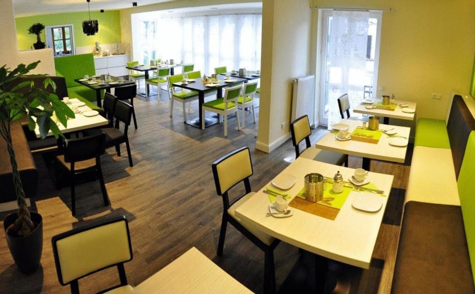 Restaurant/places to eat, Balcony/Terrace