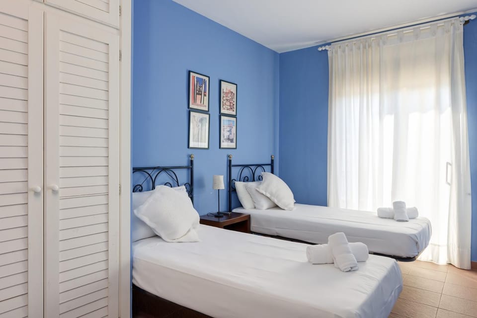 Restaurant/places to eat, Spring, Bed, Day, Natural landscape, Summer, Fishing, Golfcourse, Horse-riding, Minigolf, Snorkeling, Squash, Photo of the whole room, Beach, Tennis court, Windsurfing, Canoeing, Hiking, Cycling, Diving, Bedroom, Autumn, On site, City view, Quiet street view