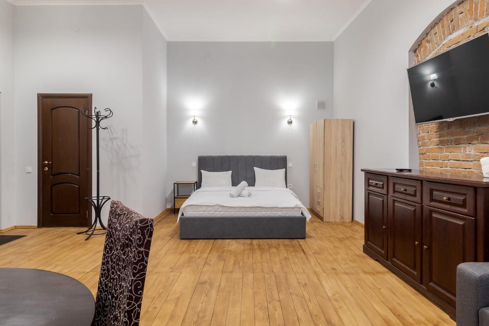 Bed, TV and multimedia, Bedroom