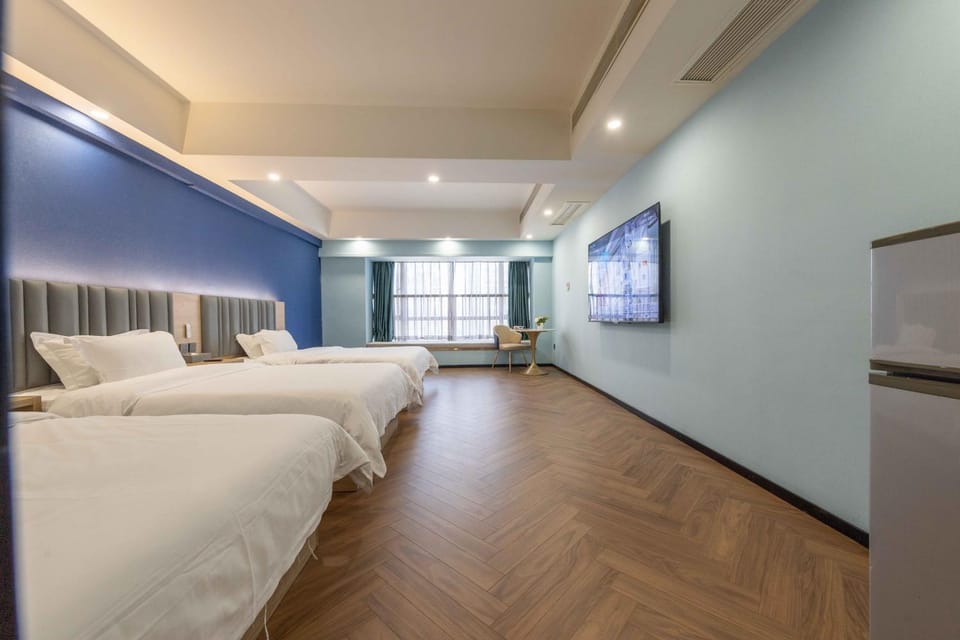 Bed, TV and multimedia, Photo of the whole room, Bedroom