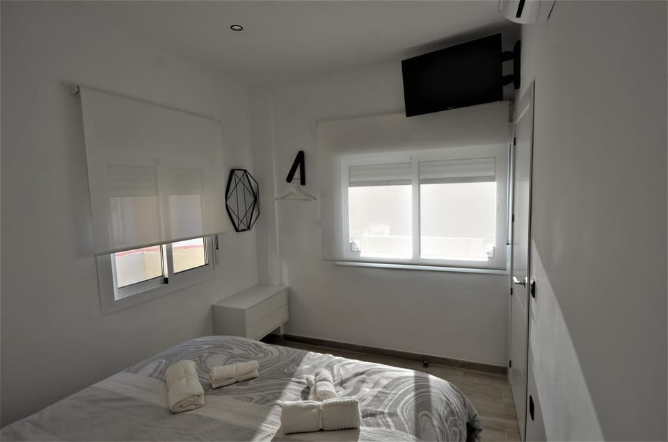 TV and multimedia, Photo of the whole room, Bedroom