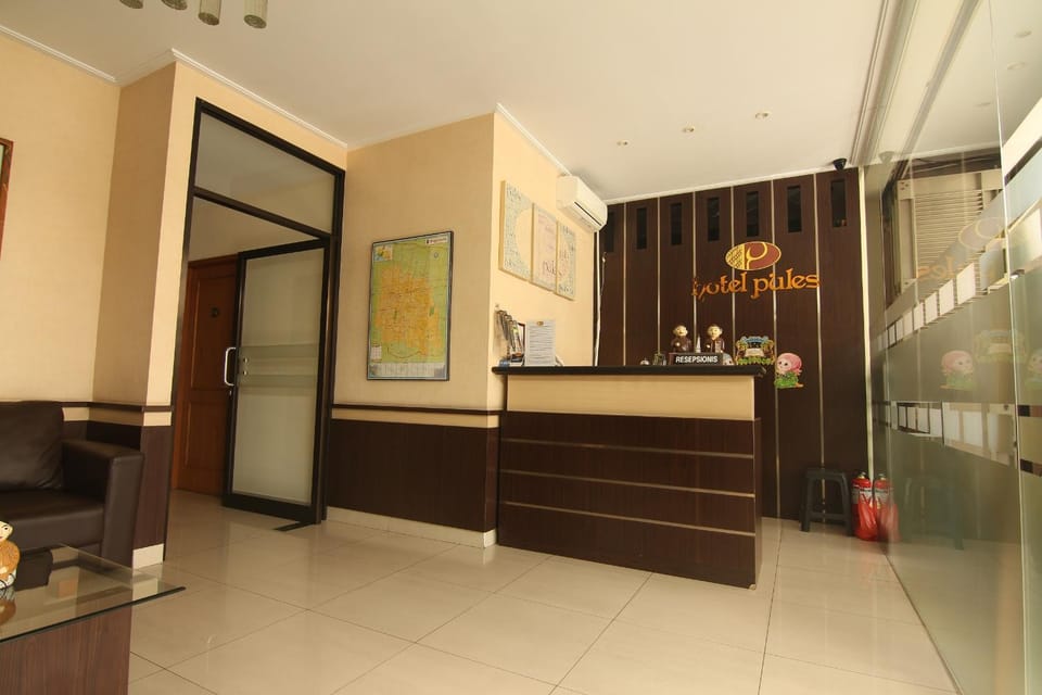 Communal lounge/ TV room, On-site shops, Lobby or reception