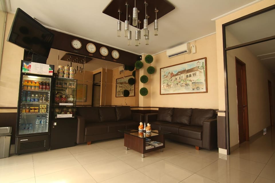 Communal lounge/ TV room, On-site shops, Lobby or reception