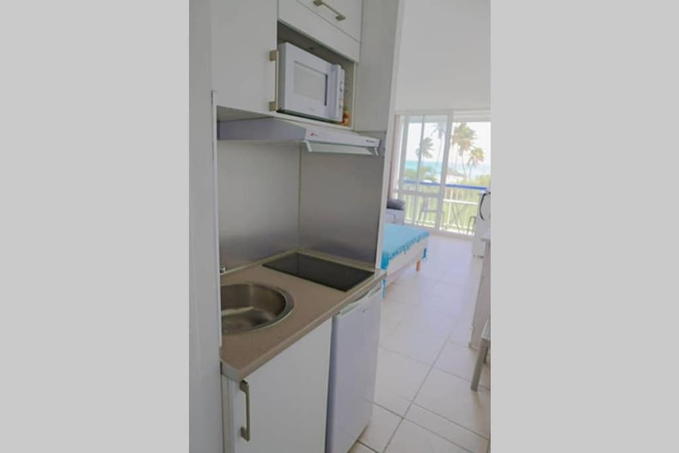 Kitchen or kitchenette, Breakfast, stove