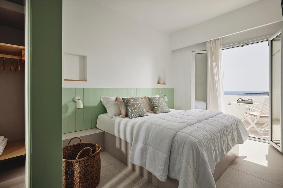Photo of the whole room, Sea view