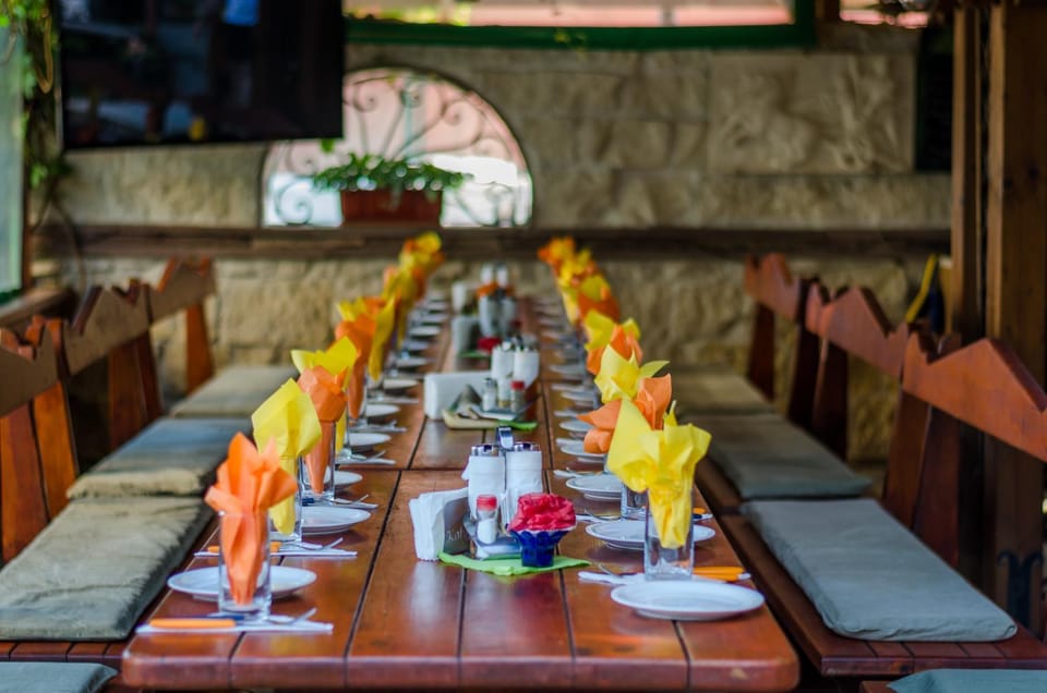 Restaurant/places to eat, BBQ facilities, Garden