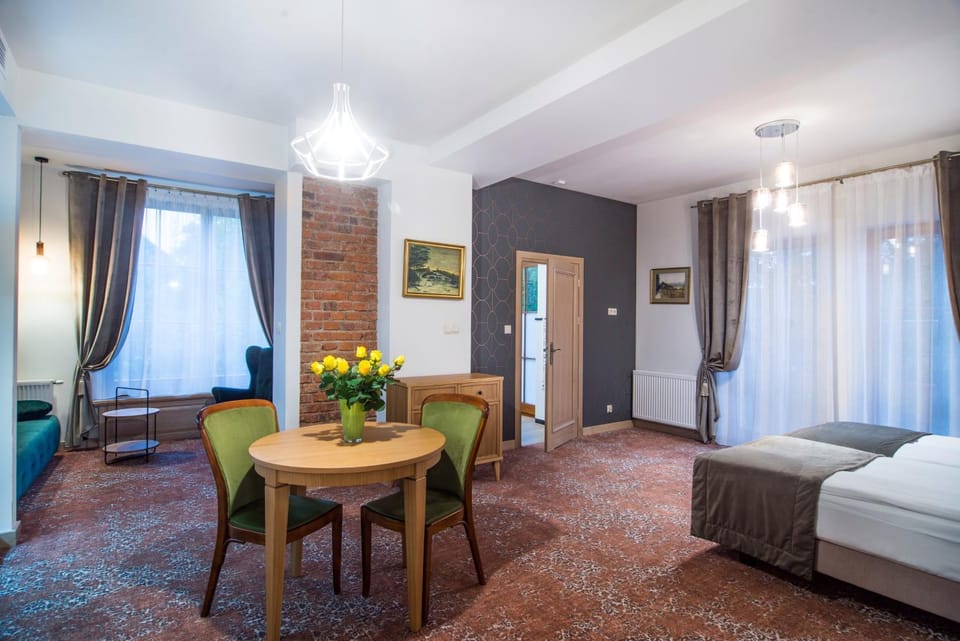Photo of the whole room, Seating area