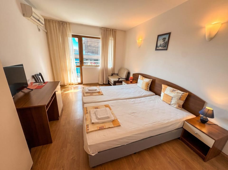 TV and multimedia, Photo of the whole room, Bedroom, towels, air conditioner