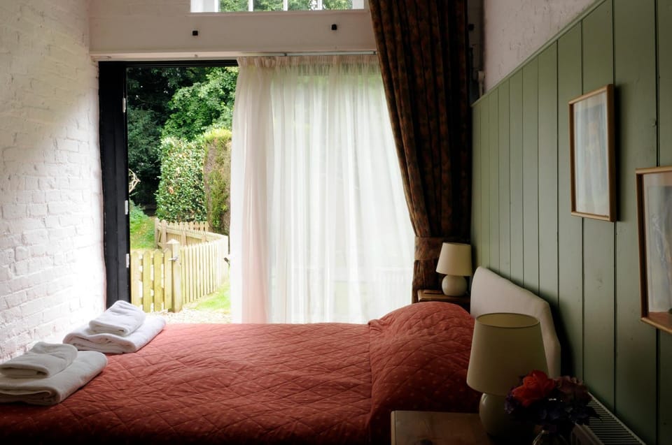 Bed, Bedroom, Garden view