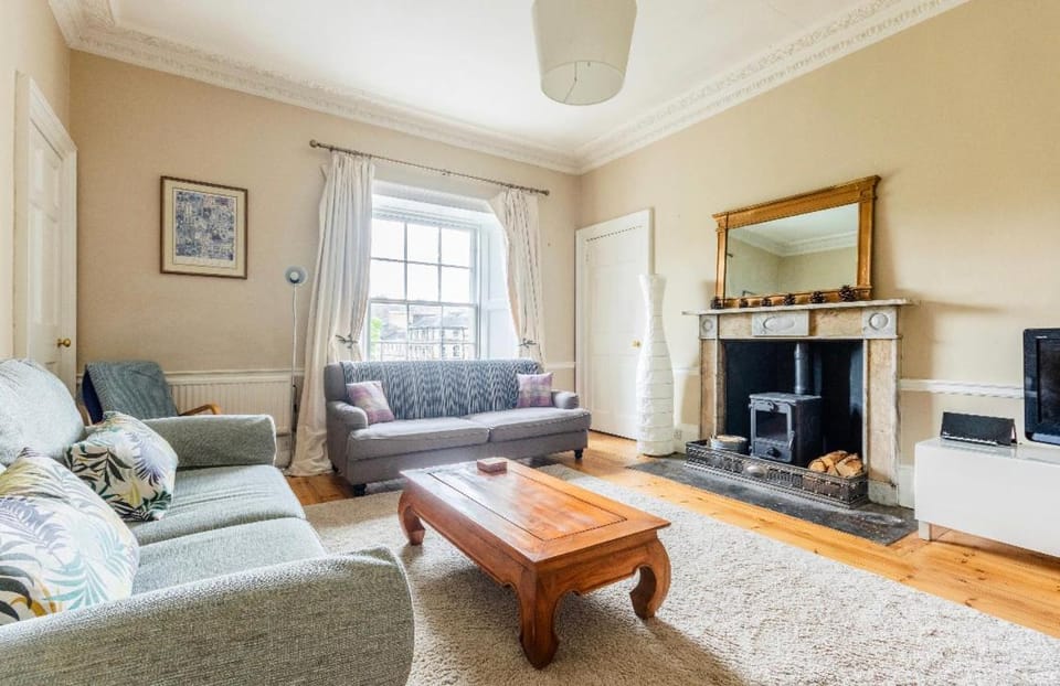 New Town Apartment with Castle View Apartment in Edinburgh