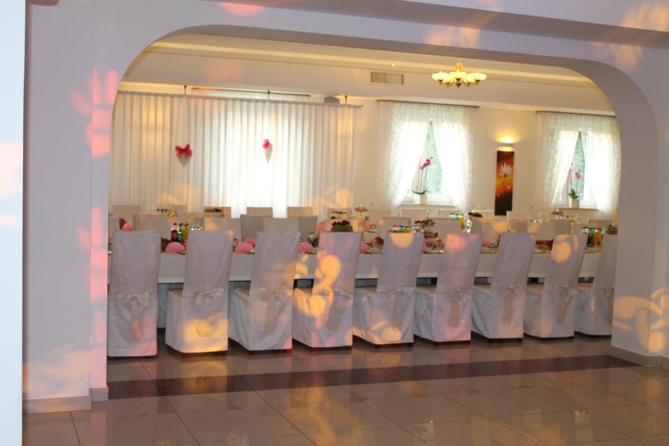 Restaurant/places to eat, Banquet/Function facilities