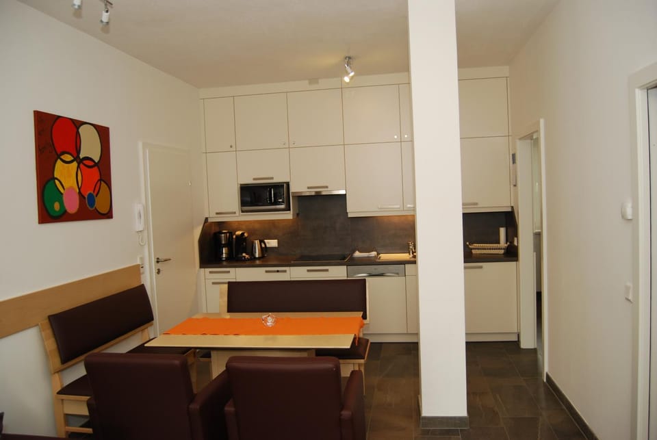 Kitchen or kitchenette, Seating area