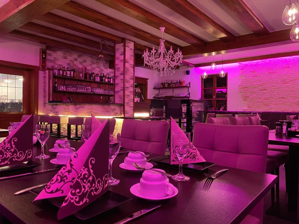 Property building, Restaurant/places to eat, Lounge or bar, Breakfast
