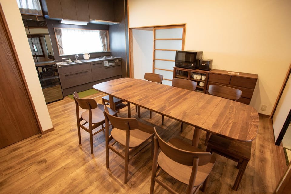 Kitchen or kitchenette, Dining area