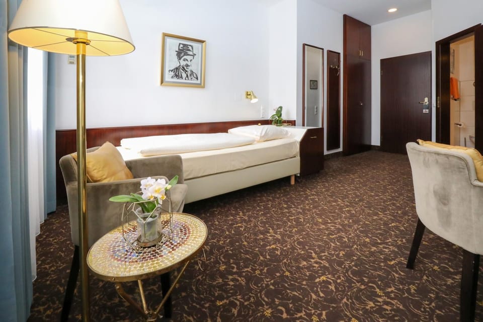 Bed, Photo of the whole room, Seating area, Bedroom