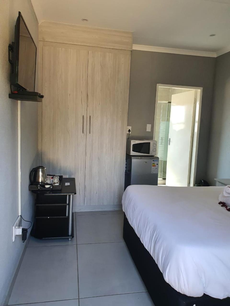 Bed, TV and multimedia, Photo of the whole room, Bedroom, wardrobe