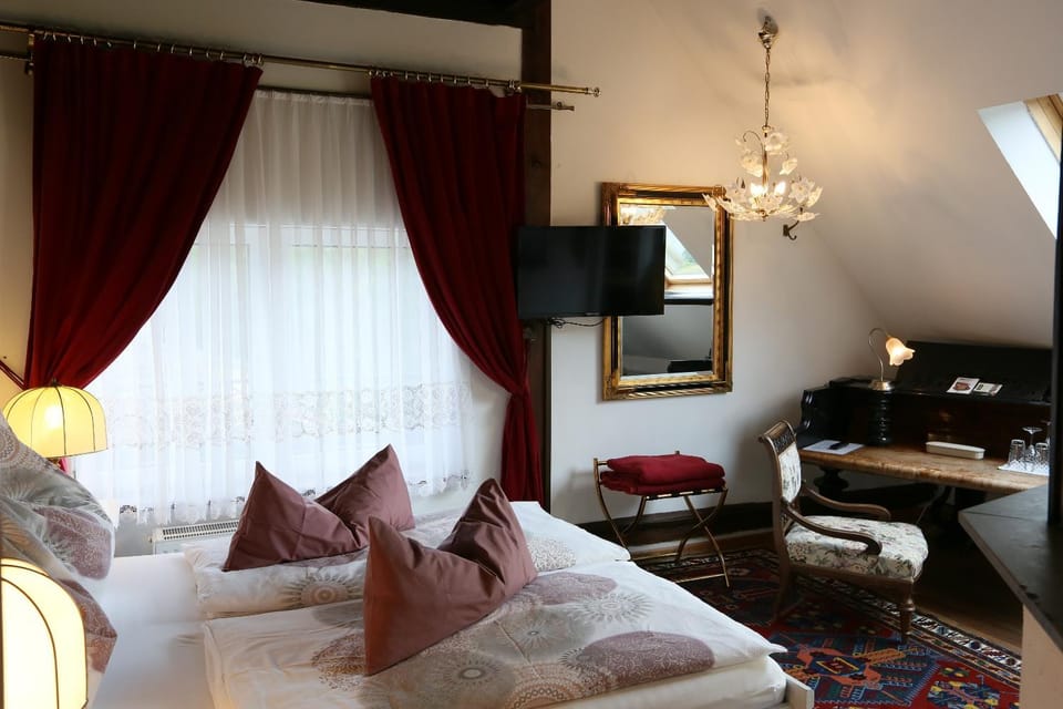 TV and multimedia, Photo of the whole room, Seating area, Bedroom