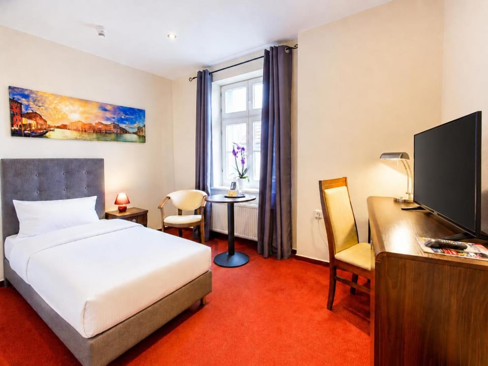 Bed, Photo of the whole room, Seating area, Bedroom