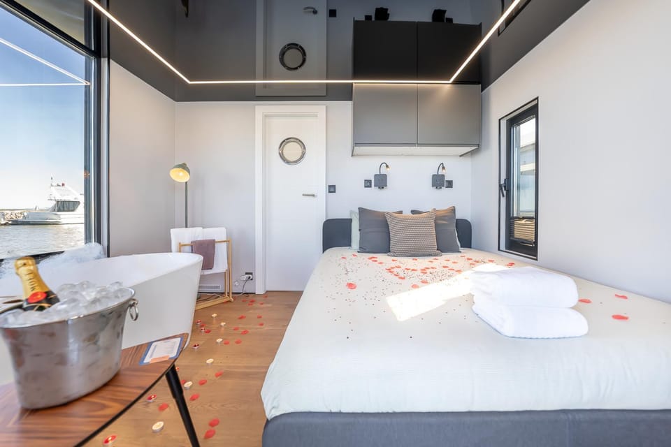 Bed, Hot Tub, Photo of the whole room