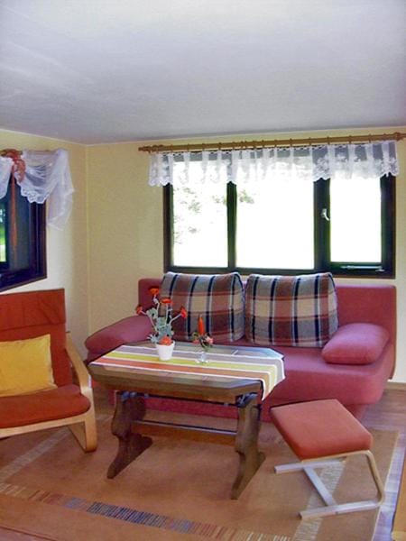 TV and multimedia, Living room, Seating area, Lake view