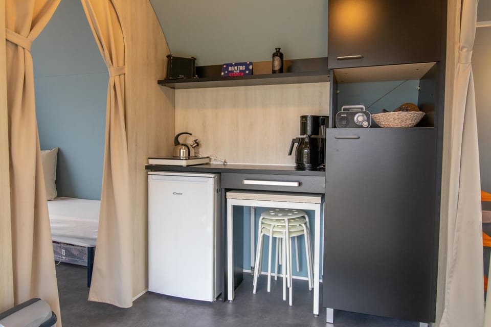 Coffee/tea facilities, Kitchen or kitchenette, Photo of the whole room, stove, toaster, kitchen