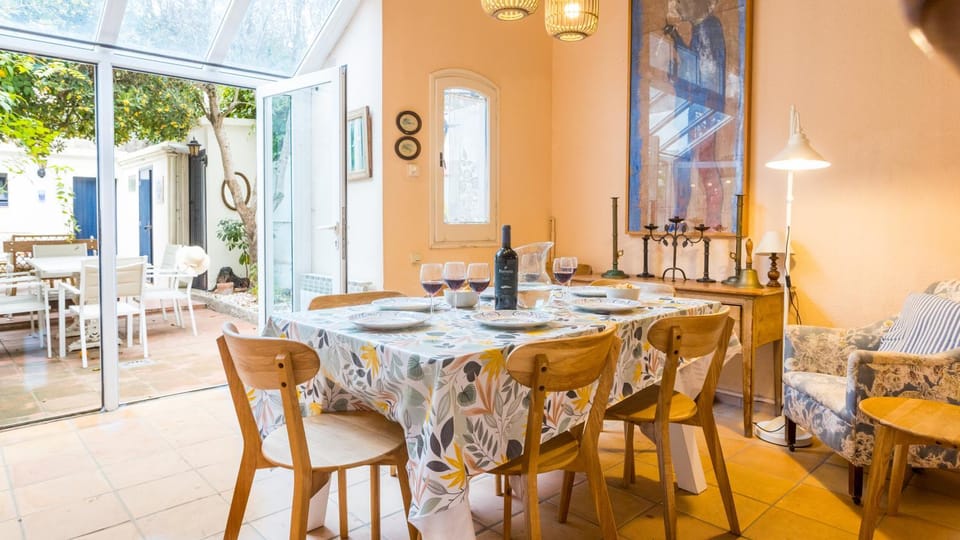 Living room, Food and drinks, Seating area, Dining area, Drinks