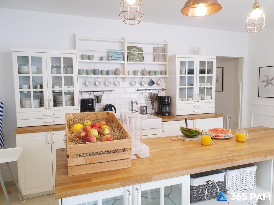 Kitchen or kitchenette, Dining area, stove