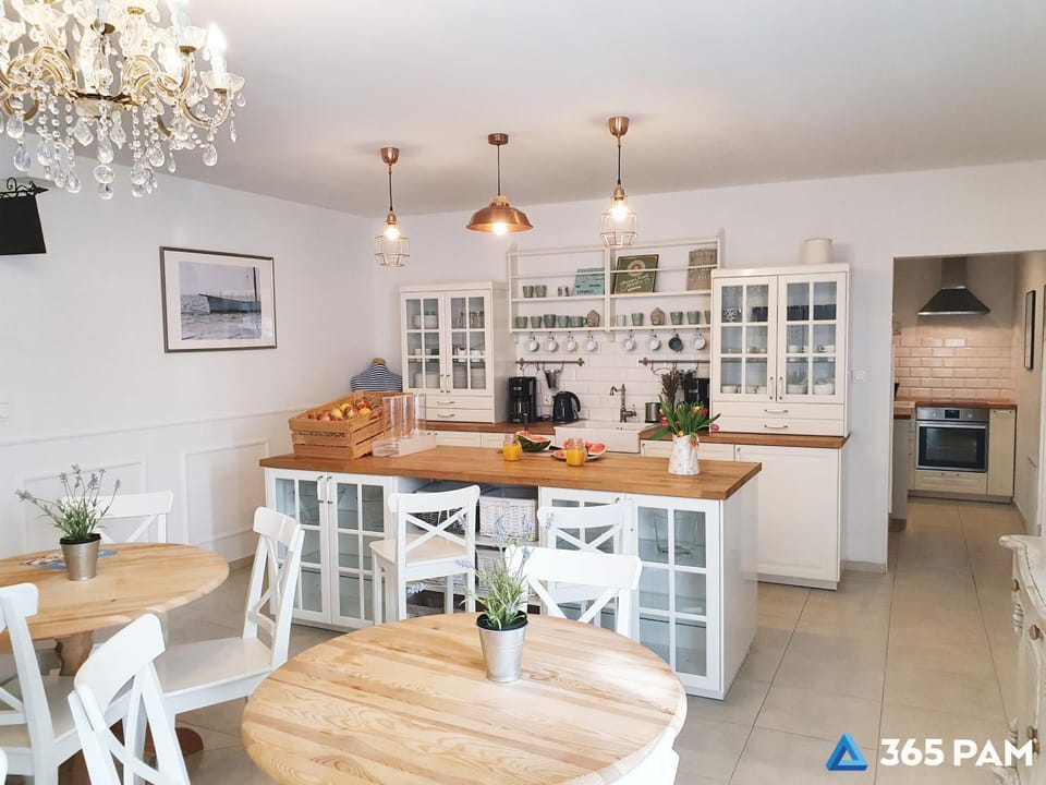 Kitchen or kitchenette, Dining area, stove