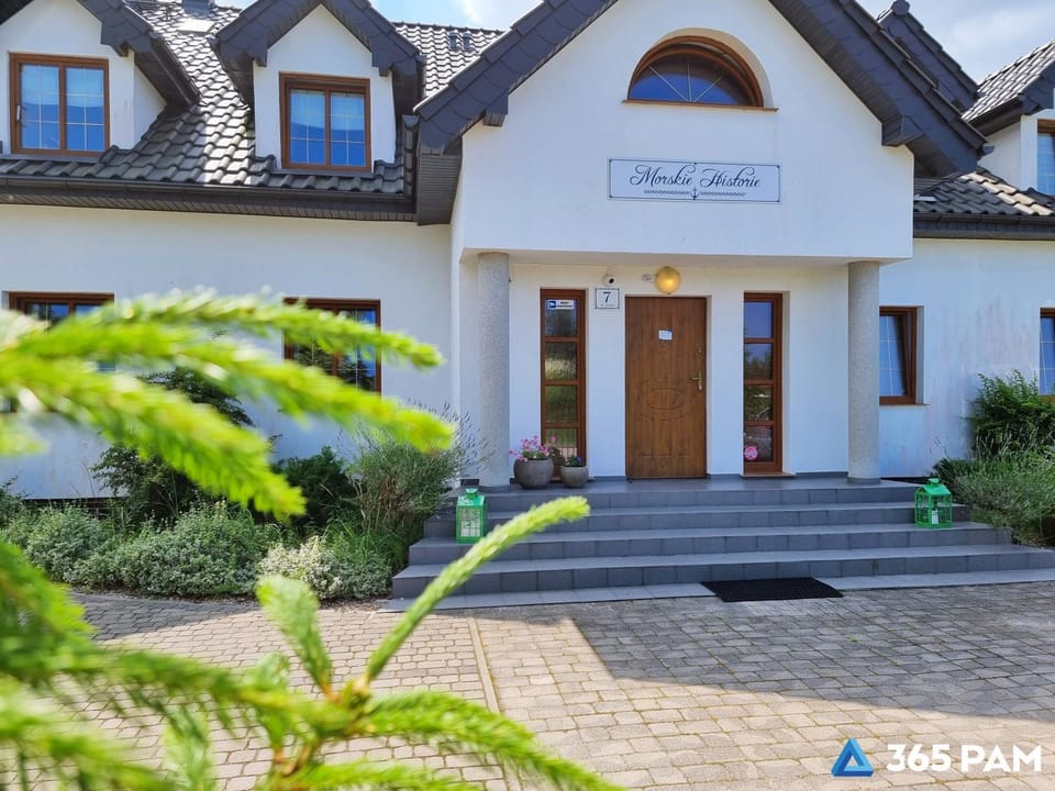 Property building, Facade/entrance, Day, Garden, Garden view