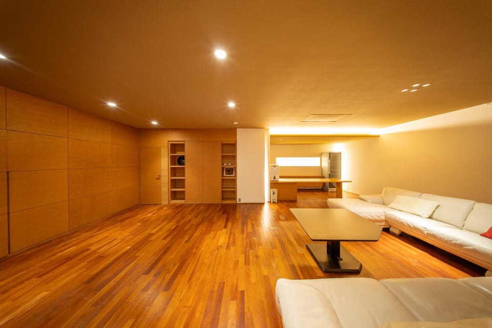 Azabu Modern House The Tokyo Tower can be seen from the villa 500m2 House in Kanagawa Prefecture