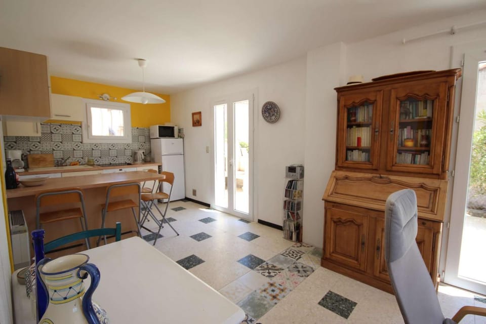 Kitchen or kitchenette, Dining area, stove