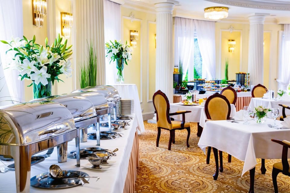 Restaurant/places to eat, Living room, Food and drinks, Other, Other, Other, Banquet/Function facilities, Decorative detail, Decorative detail, Seating area, Food, locker, locker