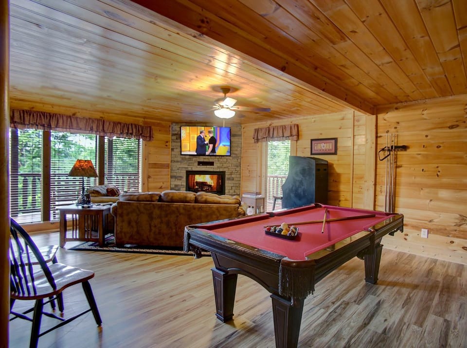 Belvedere Cabin with Private Hot Tub and Free Putt Putt Course Cabin in Pigeon Forge