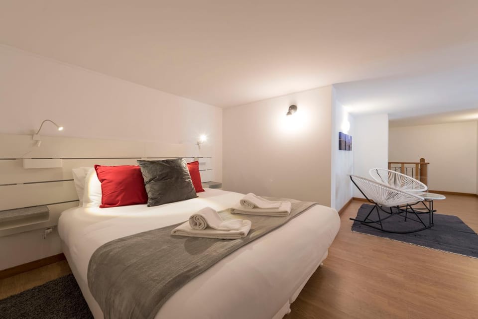 LovelyStay - The Porto Getaway Duplex - Free Parking Apartment in Porto
