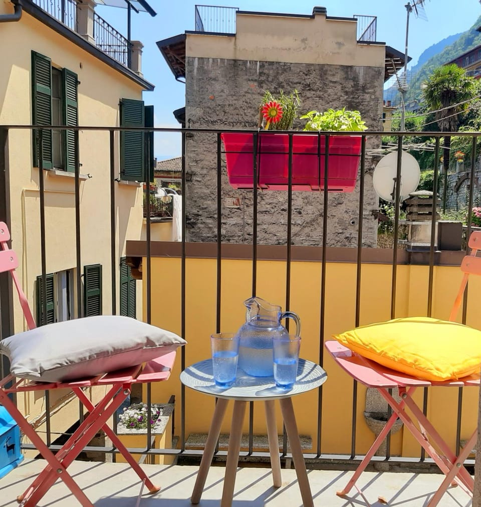 Balcony/Terrace, Decorative detail, City view, Landmark view, Street view, Inner courtyard view