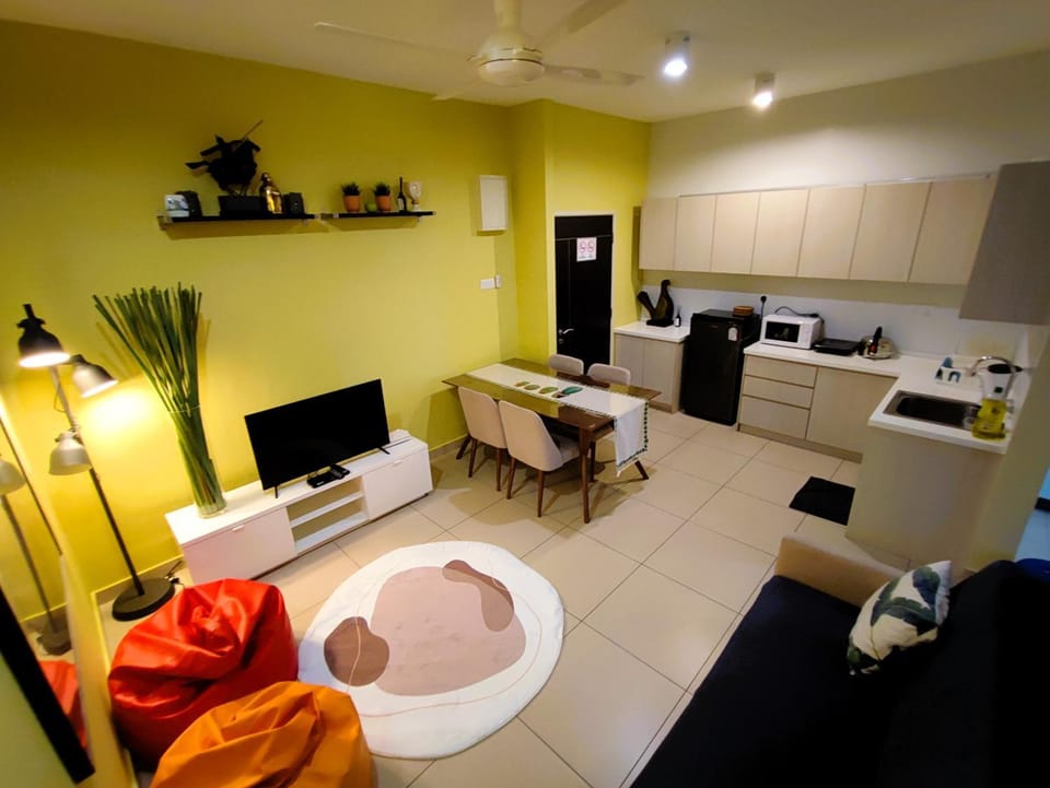 TV and multimedia, Kitchen or kitchenette, Living room, Seating area, Dining area, stove